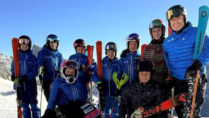 Bild: Schönfelder/privat
Gerd Schönfelder (rechts), Landestrainer des Behinderten und Rehabilitations-Sportverband Bayern, und ein Teil der Nachwuchstalente, um die sich der 16-fache Paralympics-Goldemedaillengewinner kümmert.
