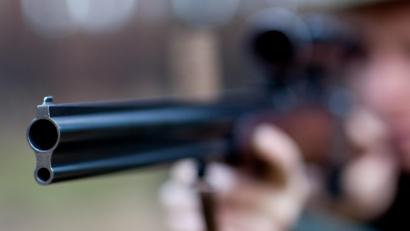 Symbolbild: Patrick Pleul/dpa
Ein Jagdunfall in Hemau endet für einen 54-jährigen mit einer schweren Verletzung am Fuß.