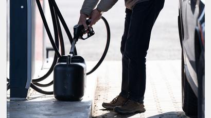 Bild: Sebastian Kahnert/dpa
Deutsche Autofahrer tanken in Tschechien.