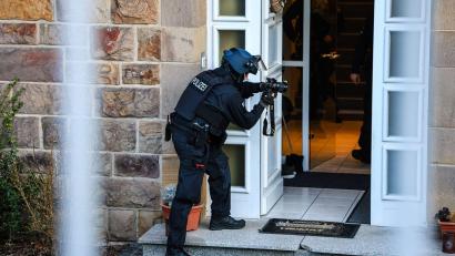 Bild: Alex Talash/dpa
Bewaffnete Einsatzkräfte waren in Iserlohn vor Ort.