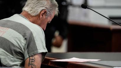 Bild: Brynn Anderson/POOL AP/AP/dpa
Ein 14-Jähriger tötete an einer Schule in Georgia 2024 mehrere Menschen. Nun ist sein Vater wegen Mordes verurteilt worden. (Archivbild)