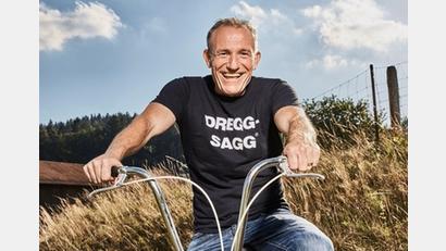 Bild: Thomas Pfeiffer/exb 
Michl Müller tanz in seinem aktuellen Kabarettprogramm den "Limbo of Life".