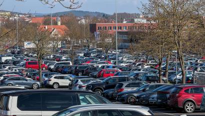 Bild: Stephan Huber
Auf dem Siemens-Parkplatz soll bis 2030 die hochmoderne, KI-gesteuerte Fabrik entstehen. Was zur Frage führt: Wo sollen die Mitarbeiter dann künftig parken?