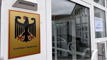 Bild: Carsten Rehder/dpa
Das Kraftfahrt-Bundesamt veröffentlicht jeden Monat die neuen Zulassungszahlen von Neuwagen. (Archivbild)