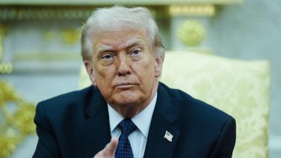 Bild: Kay Nietfeld/dpa
US-Präsident Donald Trump äußert sich zu einem möglichen WM-Start der iranischen Fußball-Nationalmannschaft.