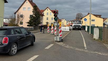 Bild: Heike Unger
Schon seit längerem wünschen sich Bürger einen Fußgängerüberweg über die Vilstalstraße im Bereich der Kümmersbrucker Ortsdurchfahrt in der Nähe des Netto-Marktes: Seit Montag wird er gebaut.