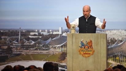 Bild: Peter Kneffel/dpa
Die Premiere von Stephan Zinner als Fastenprediger darf man als gelungen bezeichnen.