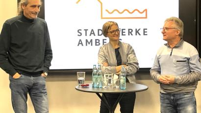 Bild: Susanne Schwab
In einem lockeren Frage- und Antwortspiel nahmen (von links) Martin Malitzke, Franziska Brantner und Hans-Jürgen Bumes zu aktuellen Energiethemen Stellung.