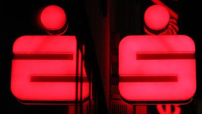 Bild: Karl-Josef Hildenbrand/dpa
Die Sparkassen suchen nach einer langen Phase des Stellenabbaus nun wieder Personal. (Archivbild)