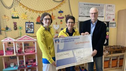 Bild: Stefanie Swann
1600 Euro überreichte Oberpfalz-Medien als Spende an FLIKA in Amberg. Den symbolischen Spendenscheck übergab Reporterchef Wilhelm Amann (rechts) an die erste Vorsitzende des Vereins, Margit Meier (Mitte), und deren Stellvertreterin Dr. Birgit Prey (links).