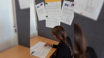 Bild: Partnerschaft der Demokratie Amberg
Eine Jugendliche bei der U-18-Wahl in Amberg. Es gab zwei Stimmzettel: Einen für die Oberbürgermeisterwahl und einen für die Parteien im Stadtrat.