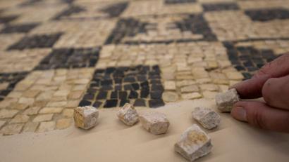 Bild: Stefan Puchner/dpa
Das römische Mosaik wurde in den 1980er Jahren bei einer Grabung in Augsburg entdeckt.