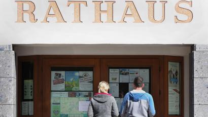 Bild: Karl-Josef Hildenbrand/dpa
Vor allem in kleineren Gemeinden arbeiten ehrenamtliche Bürgermeister in den Rathäusern. (Symbolbild)