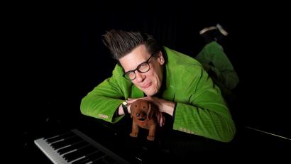 Bild: Valentin Winhart
Matthias Walz, bekannt als „Der böse Mann am Klavier“ aus der Sendung „Fastnacht in Franken“, wird am 24. April in der Stadthalle Marktredwitz auftreten.