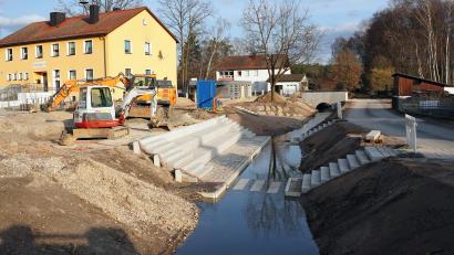 Bild: jma
Die Bauarbeiten am Mehrgenerationentreffpunkt am Schwarzenbach können aufgrund des schönen Wetters zugig weitergeführt werden.