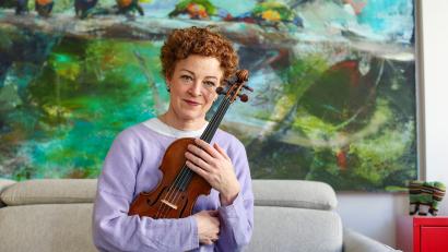 Bild: Jan Woitas/dpa
Carolin Widmann hatte Angst um ihr wertvolles Instrument. Nun hat die Lufthansa die Regel für kleine Instrumente geändert.