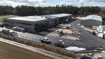 Bild: Raiffeisen Waren GmbH Nordoberpfalz
Ein stattlicher Neubau ist im Mitterteicher Gewerbegebiet Birkigt entstanden. Dort hat die Raiffeisen Waren GmbH Nordoberpfalz ihr neues Technikzentrum errichtet.