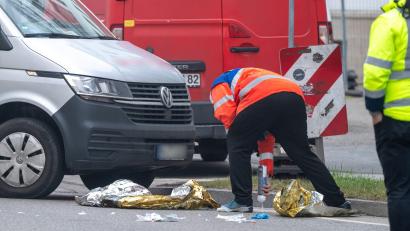 Bild: Peter Kneffel/dpa
Polizisten sicherten Spuren am Ort des Geschehens.