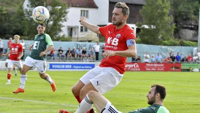 Archivbild: Hubert Ziegler
Michael Plänitz (Zweiter von rechts/Szene aus einem früheren Spiel gegen die DJK Ammerthal) war beim ASV Cham auch Kapitän.