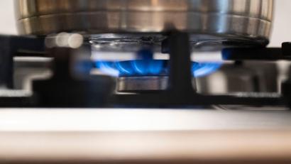 Bild: Marijan Murat/dpa
Nach dem Preissprung an den Energiemärkten bleibt unklar, ob Haushalte bald mehr für Strom und Gas zahlen müssen. (Symbolbild)