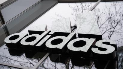 Bild: Christophe Gateau/dpa
Adidas will im laufenden Jahr zwei Milliarden Euro an Umsatz zulegen (Archivbild).
