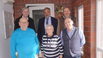 Bild: fvo
Irmentraud Hinterding feierte mit Bruder Max (vorne links) und Sohn Jürgen (vorne rechts) sowie vielen Gästen ihren 85. Geburtstag.