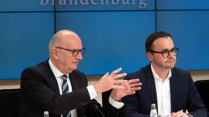 Bild: Soeren Stache/dpa
Dietmar Woidke, Brandenburgs Regierungschef, und Jan Redmann, CDU-Landesvorsitzender, präsentieren ihre Ziele für eine gemeinsame Koalition.