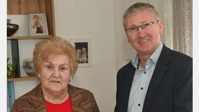 Bild: Gerhard Franz
Bürgermeister Franz Badura besuchte Elsa Köppl an ihrem Festtag und gratulierte zum 90. Geburtstag, wünschte Gottes Segen und weiterhin eine stabile Gesundheit.