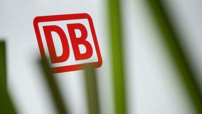 Bild: Hannes P Albert/dpa
Eine Bahnbrücke über einer Straße ist von einem Lastwagen oder anderem großen Fahrzeug von unten touchiert worden. (Symbolbild)