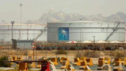 Bild: Amr Nabil/AP/dpa
Lagertanks in der North Jiddah Bulk Plant, einer Ölanlage von Aramco in Saudi-Arabien.