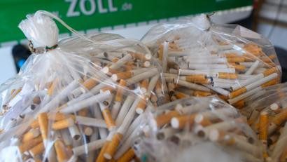 Bild: Klaus-Dietmar Gabbert/dpa
30.000 unverzollte Zigaretten stellten die Zöllner sicher. (Symbolbild)
