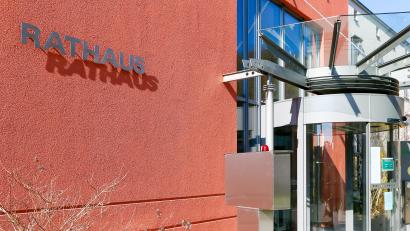 Archivbild: Hösamer
Im Schwandorfer Rathaus sind ein 19-Jähriger und eine 22-Jährige so unangenehm aufgefallen, dass nicht nur das Ordnungsamt, sondern schließlich auch die Polizei hinzugezogen wurde.