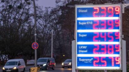 Bild: Soeren Stache/dpa
Die Benzinpreise sind am Mittwochmorgen noch einmal deutlich gestiegen - wenn auch nicht überall so stark wie an dieser Tankstelle in Berlin.