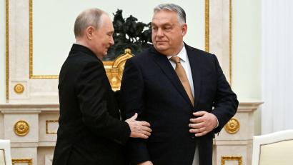 Bild: Alexander Nemenov/Pool AFP via AP/dpa
Kremlchef Wladimir Putin lässt auf Bitte des ungarischen Ministerpräsidenten Viktor Orban zwei Kriegsgefangene frei. (Archivbild)