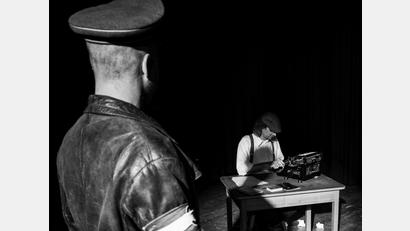 Bild: Stefan Rossmann /exb
In „Operation HEIL!Kräuter“ präsentieren Sebastian Schlagenhaufer und Ramon Bessel ausgewählte Chansons, Texte und kurze Szenen aus Bühnenprogrammen verschiedener mutiger Kabarettisten der NS-Zeit.