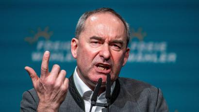 Bild: Armin Weigel/dpa
Bayerns Wirtschaftsminister Hubert Aiwanger (Freie Wähler) fordert das Ende der CO2-Steuer. (Archivbild)