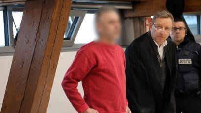 Bild: Andreas Kempf/dpa
Der Angeklagte steht wegen Brandstiftung vor Gericht.