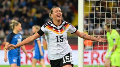 Bild: Robert Michael/dpa
Einstand nach Maß: Larissa Mühlhaus feiert in ihrem ersten Länderspiel ihr erstes Tor.