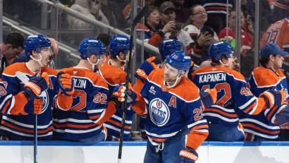 Bild: Jason Franson/The Canadian Press/AP/dpa
Leon Draisaitl durfte sich für zwei Tore von den Kollegen feiern lassen.