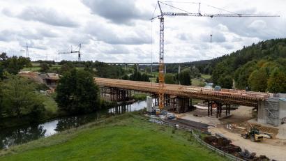 Bild: hbe
Die Verschalung ist inzwischen fast fertig, im Oktober soll hier betoniert werden, damit der Brücken-Rohbau heuer noch fertig wird.