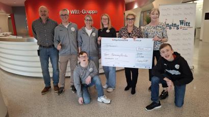 Bild: Maria Schöffel
Stehend von links: Dieter Roll (Singing Witt), Peter Gmeiner (Kassier Bananenflanke), Susi Höchtl (Zweite Vorsitzende), Carina Völkl (Erste Vorsitzende) und von Singing Witt: Stefanie Zühlke-Schmidt (Chorleiterin) sowie Ute Kneidl. Knieend von links: Bananenflanke-Mitglieder Anton Völkl und Jonas Höchtl.