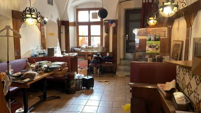 Bild: Susanne Schwab
Mit einem Flohmarkt, bei dem in den Privatbesitz übergegangenes Kleininventar und Gegenstände aus dem privaten Hausverkauf angeboten wurden, verabschiedete sich die Südtiroler Weinstube bei ihren Fans und Gästen.