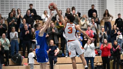 Archivbild: Tobias Schwarzmeier
Auch als Verteidiger stark: Liam Archer war beim Basketballkrimi in Dresden die entscheidende Figur. Daher baut die DJK auch im Rückrundenspiel gegen die Titans auf ihren Kapitän.