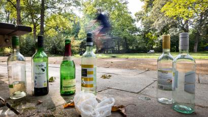 Symbolbild: Michael Reichel/dpa
Ganz so schlimm wie auf diesem Symbolbild hat es in Schwandorf nicht ausgesehen, doch dort hat ein 34-Jähriger in einer Grünanlage ebenfalls Alkohol konsumiert und eine leere Flasche zu Boden geworfen. Das ist verboten.