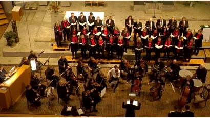 Bild: Otto Heider/exb
Der Chor der Stadtpfarrkirche St. Sebastian führt zusammen mit Instrumentalisten aus der Euregio Egrensis und Mitgliedern des Karlsbader Sinfonieorchesters das Requiem von John Rutter auf.