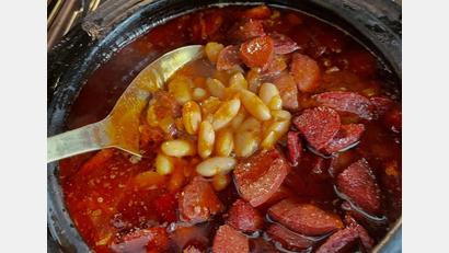 Bild: Aysel Özdemir
Der türkische Bohneneintopf Kuru Fasulye von Aysel Özdemir ist ein würzig, leckerer Mundschmeichler, der gar nicht so schwer zuzubereiten ist. Allerdings braucht das Gericht etwas Zeit.