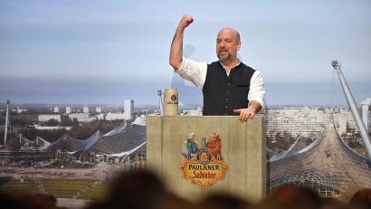 Bild: Peter Kneffel/dpa
Der neue Fastenprediger Stephan Zinner liest der Polit-Prominenz die Leviten.