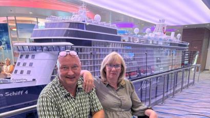 Bild: Gerhard Kreutzer/privat
Gerhard und Manuela Kreutzer auf der "Mein Schiff 4". Seit Samstag liegt das Kreuzfahrtschiff im Hafen von Abu Dhabi.