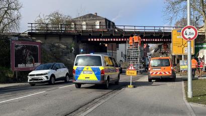 Bild: Lucia Grünwald
Der Unfall, den ein Bundeswehr-Lkw verursacht hat, als er in Amberg unter der Bahnbrücke in der Regensburger Straße stecken blieb, beeinträchtigte auch am Donnerstag noch den Verkehr.