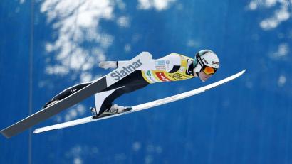 Bild: Erwin Scheriau/APA/dpa
Skispringer Domen Prevc fliegt der Konkurrenz davon. (Archivbild)
